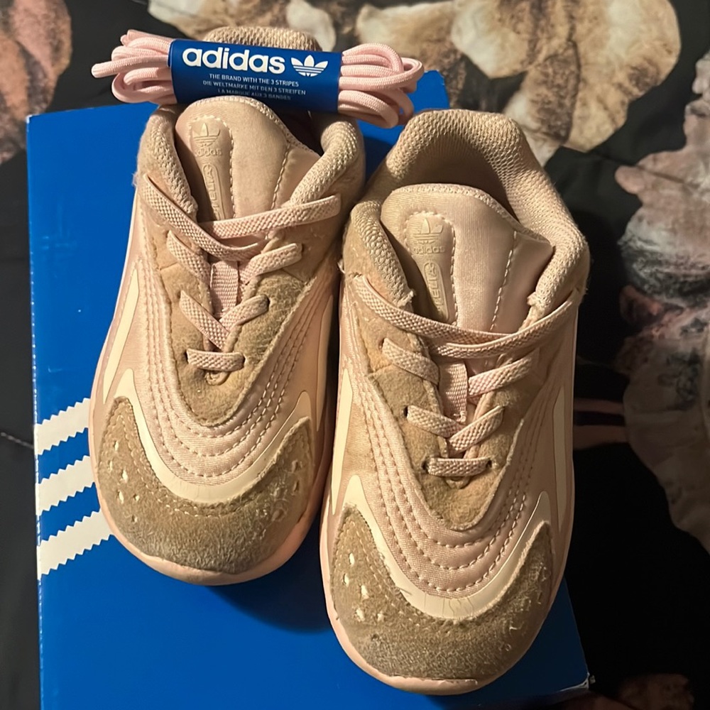 Girls sneakers